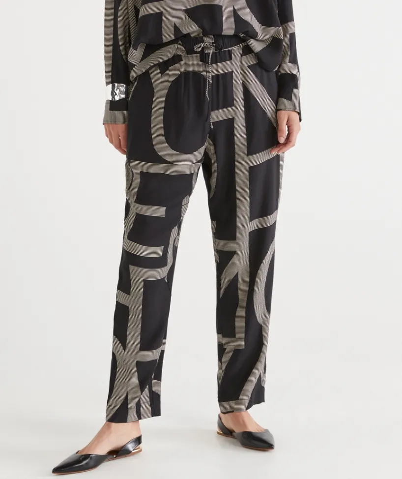 Sussan Pants>Geometric Print Tapered Pant